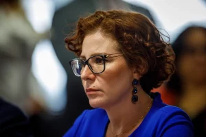 Carla Zambelli segue presa na Itália