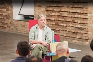 Ator fala sobre assédio na infância e saúde mental