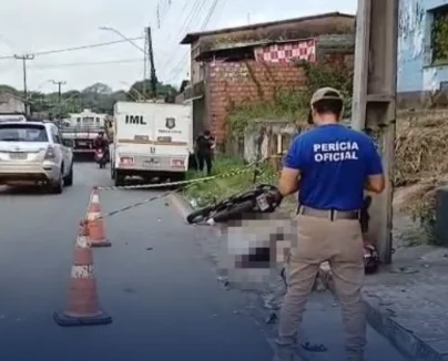 VÍDEO: Motociclista morre após colidir em poste