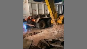 Obras causam rompimento de adutora e deixam bairros sem água