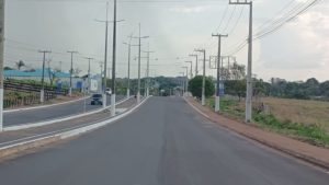 Motoristas desrespeitam faixas de circulação na Avenida Pedro Neiva de Santana