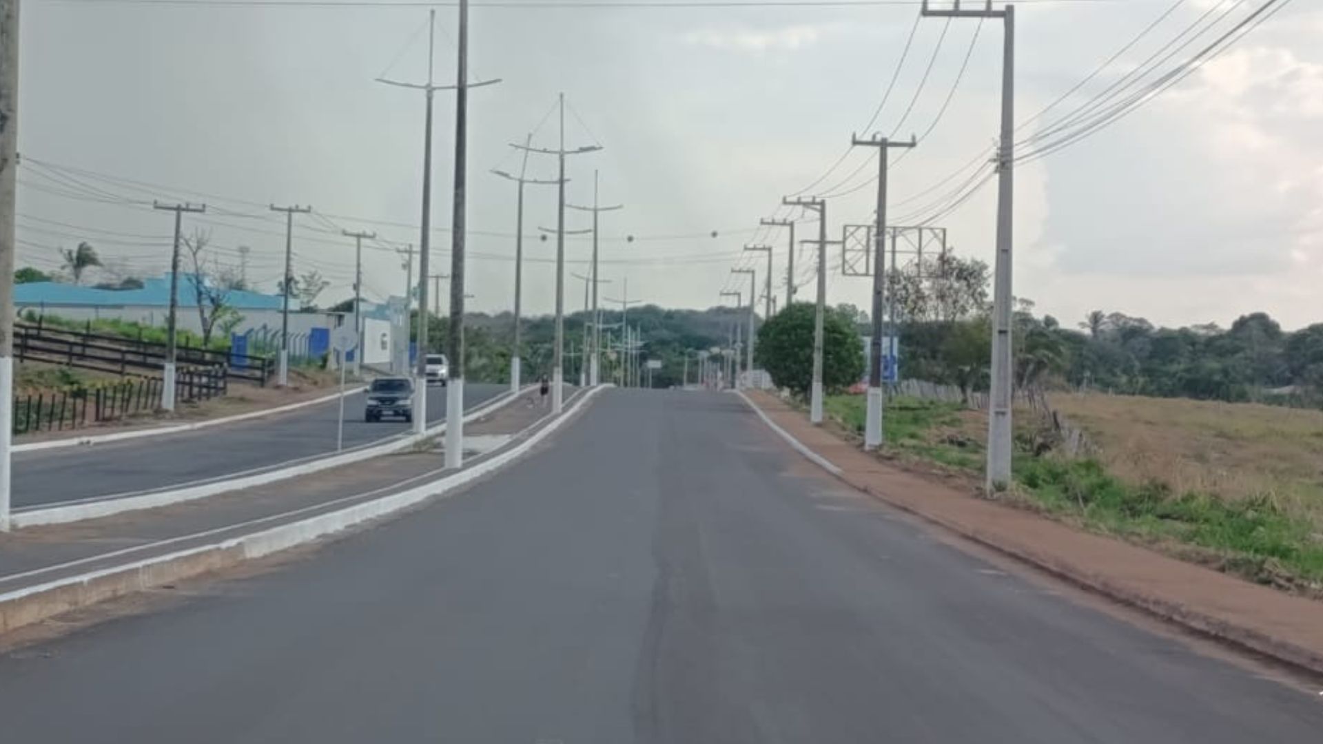 Motoristas desrespeitam faixas de circulação na Avenida Pedro Neiva de Santana