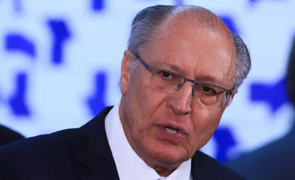Avião que traria Alckmin de volta ao Brasil tem falha