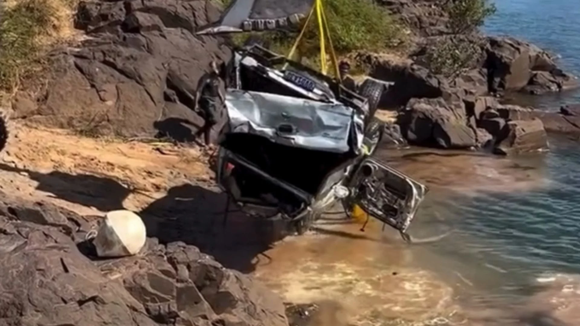 VÍDEO: Caminhonete que caiu da ponte JK é retirada de rio