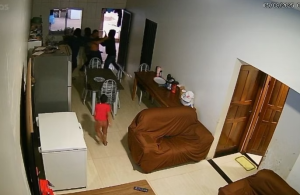 VÍDEO: Empresário tem casa invadida e é morto na frente do filho de 4 anos