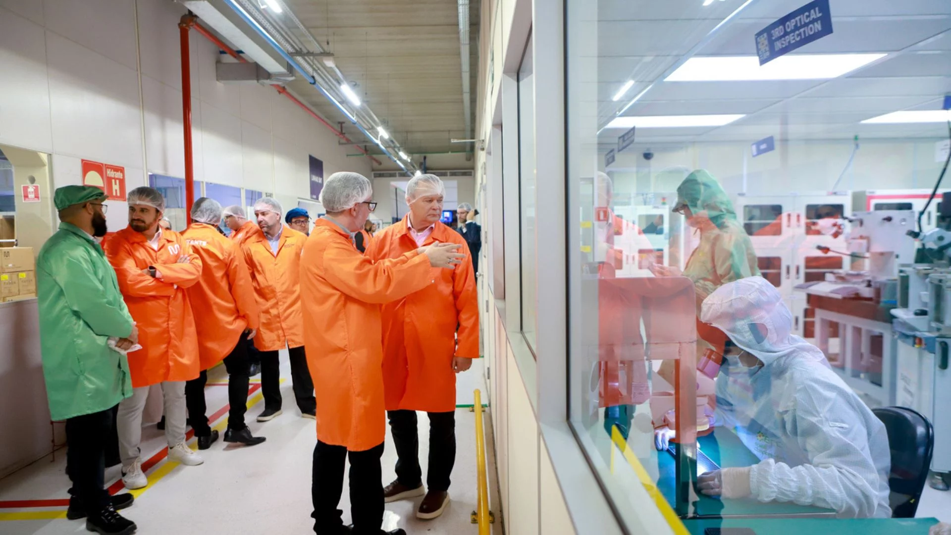 Brandão visita fábrica de tablets e notebooks para alunos do MA