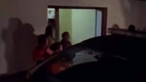 VÍDEO: Homem surta, ameaça a mãe e é morto pelo próprio irmão