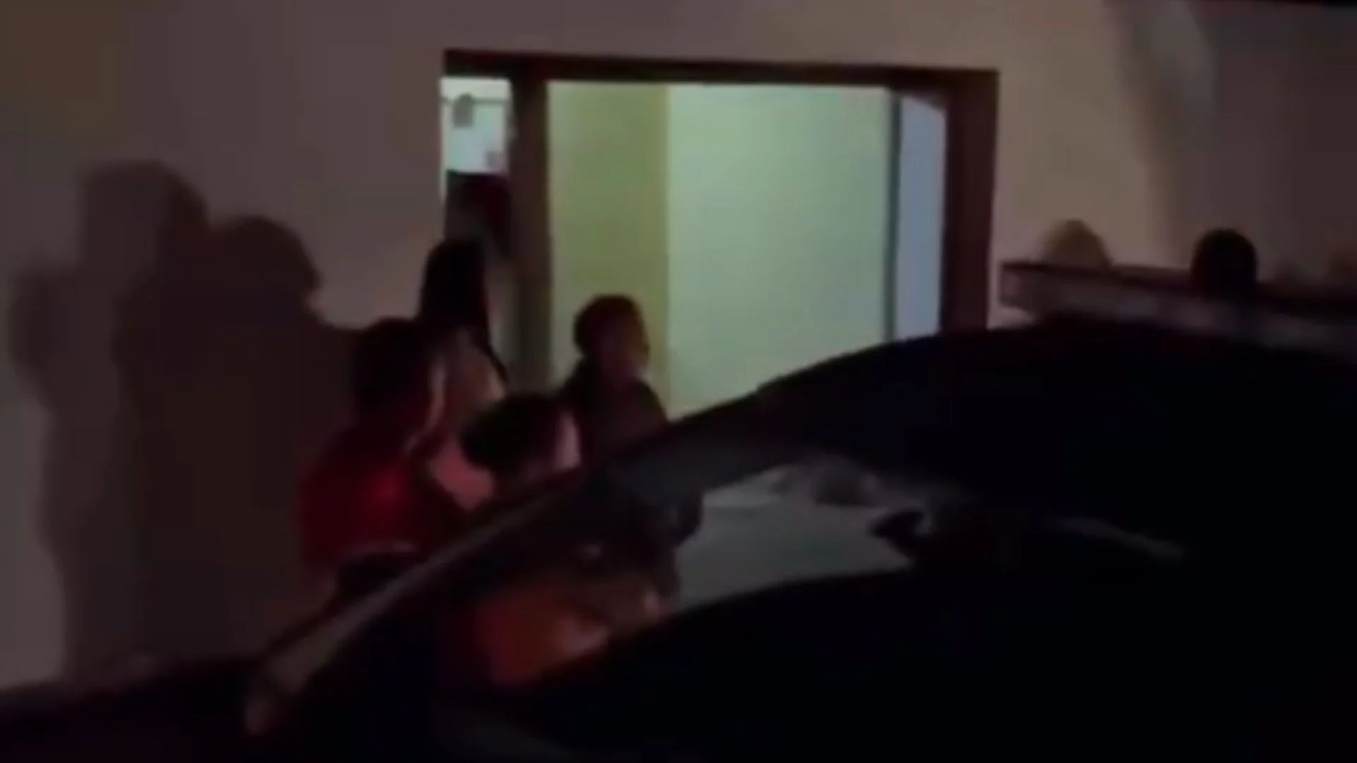 VÍDEO: Homem surta, ameaça a mãe e é morto pelo próprio irmão