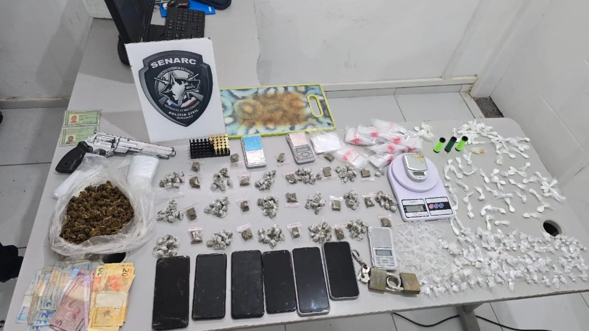 Casal é preso por porte ilegal de arma e tráfico