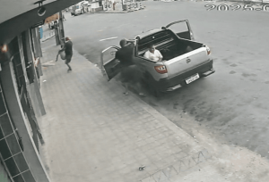 VÍDEO: Homem que abandonou idoso em calçada é irmão da vítima