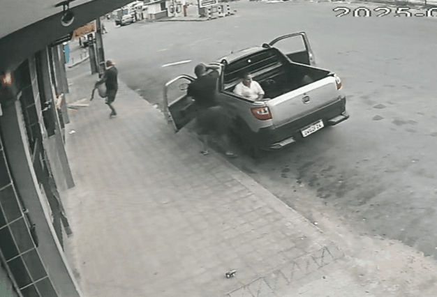 VÍDEO: Homem que abandonou idoso em calçada é irmão da vítima