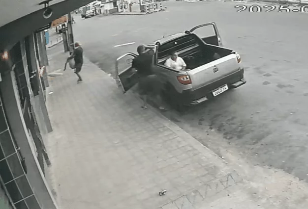 VÍDEO: Homem que abandonou idoso em calçada é irmão da vítima