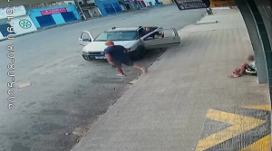 VÍDEO: Idoso abandonado em calçada é encaminhado à casa de apoio