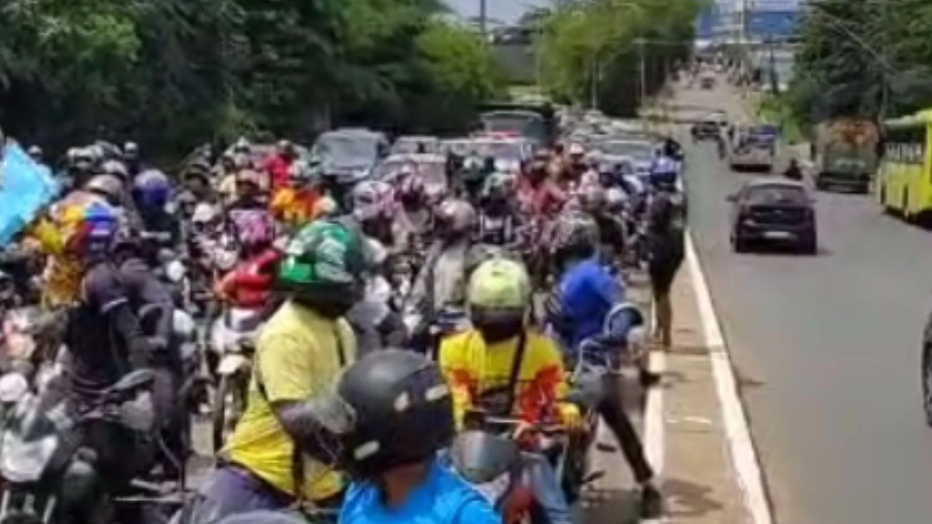 VÍDEO: Mototaxistas fazem buzinaço após morte de trabalhador