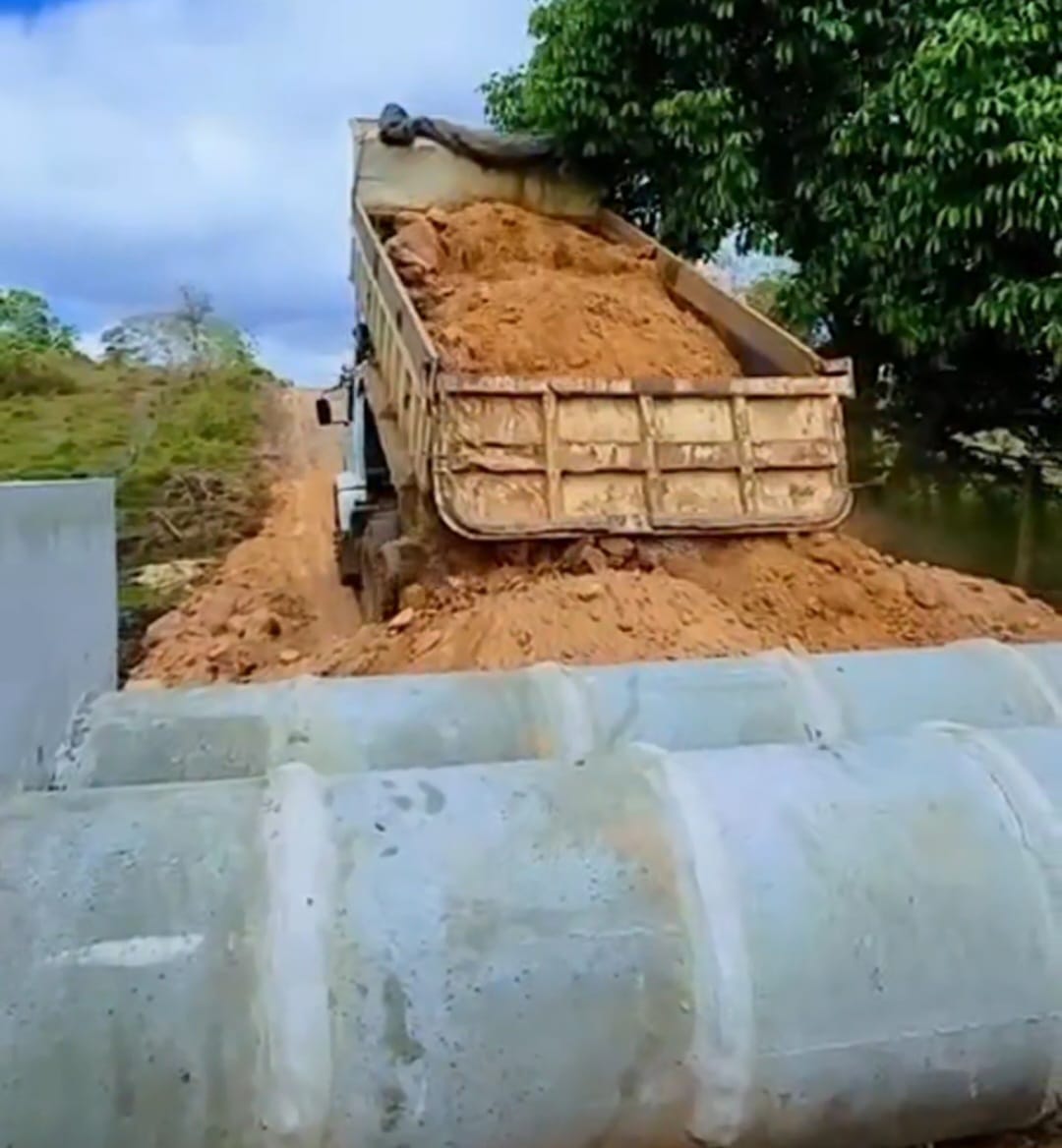Prefeitura de Buritirana realiza obras de bueiros na estrada de acesso à Lagoa do Estevão
