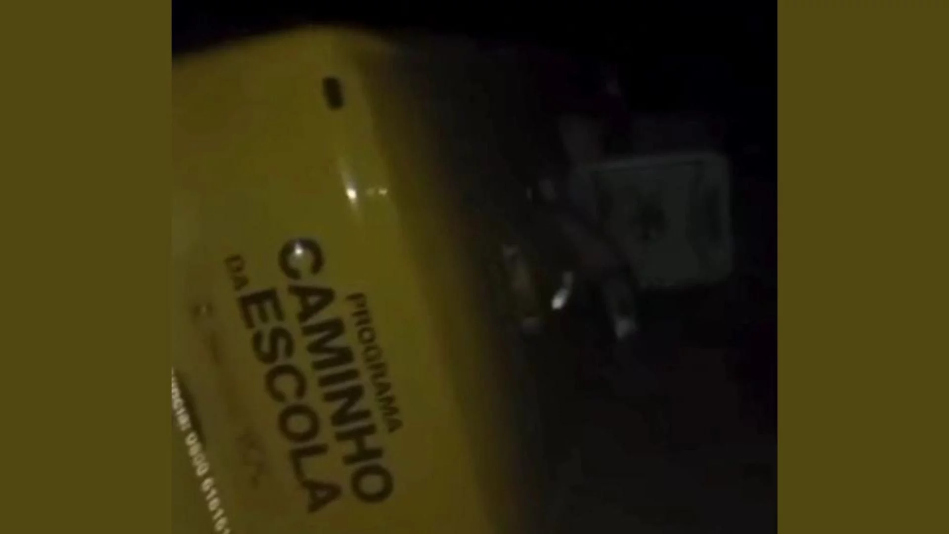 VÍDEO: Ônibus com delegação de futebol tomba na BR-010