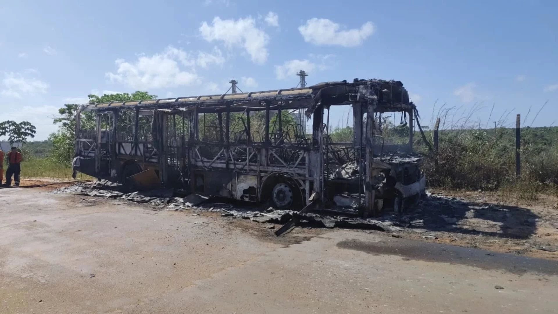 VÍDEO: Criminosos ateiam fogo em ônibus na zona rural de São Luís