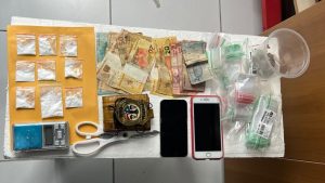 Suspeito de homicídios é preso com drogas e dinheiro