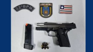 ÁUDIO: Pistola é encontrada em gancho dentro de provador de loja