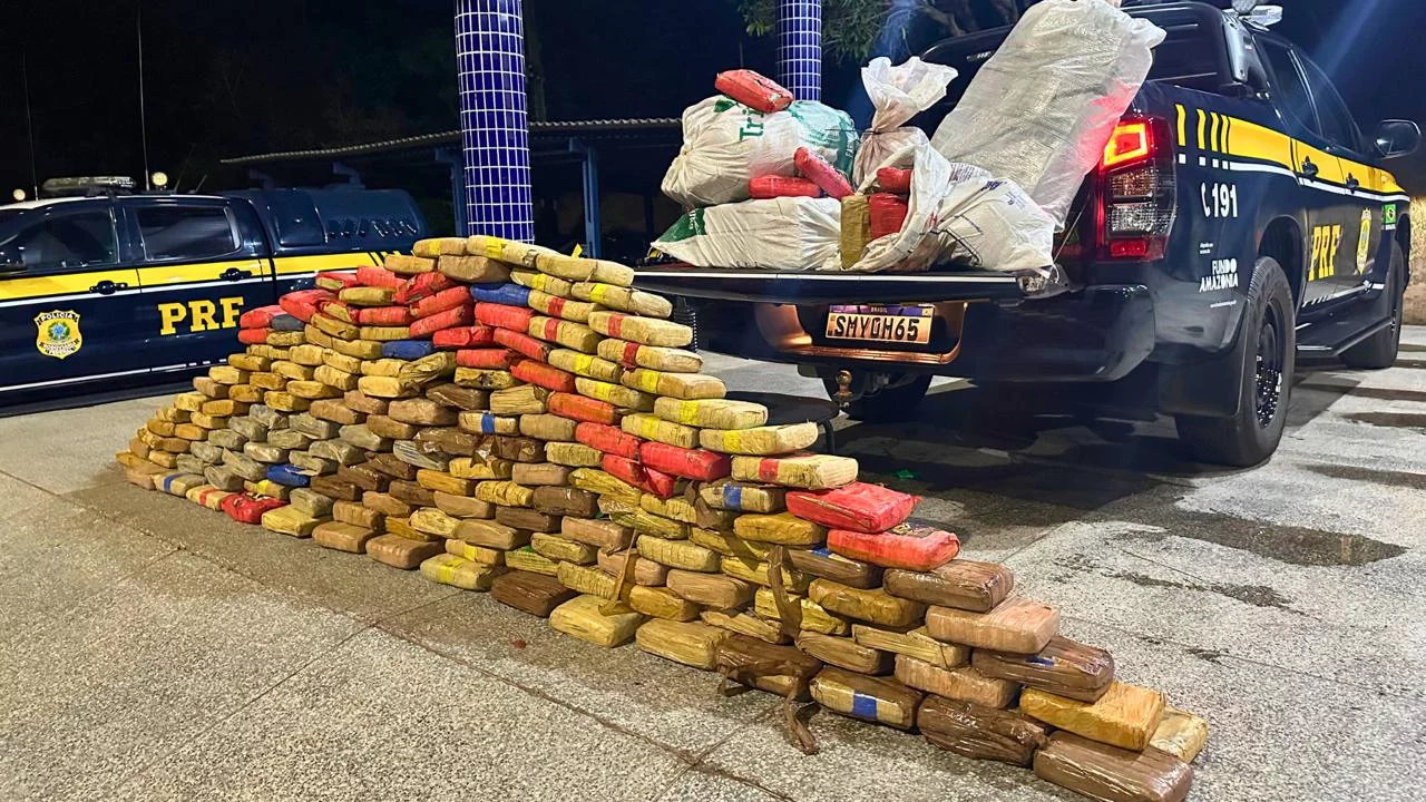 VÍDEO: PRF apreende mais de 420kg de skunk em fundo falso de caminhão