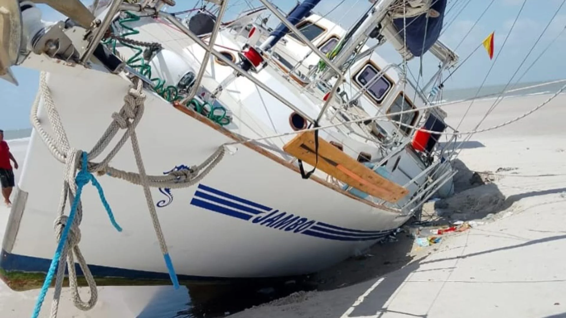 VÍDEO: Veleiro sul-africano naufraga no litoral do Maranhão