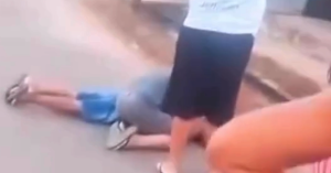 VÍDEO: Homem é assassinado a tiros enquanto caminhava em via pública