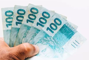 Real surpreende e lidera valorização global