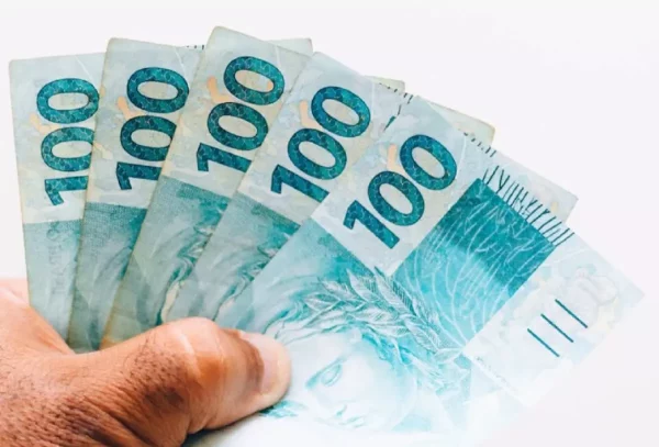 Real surpreende e lidera valorização global