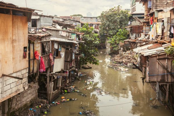 Três em cada dez lares no Brasil ainda não têm ligação à rede de esgoto