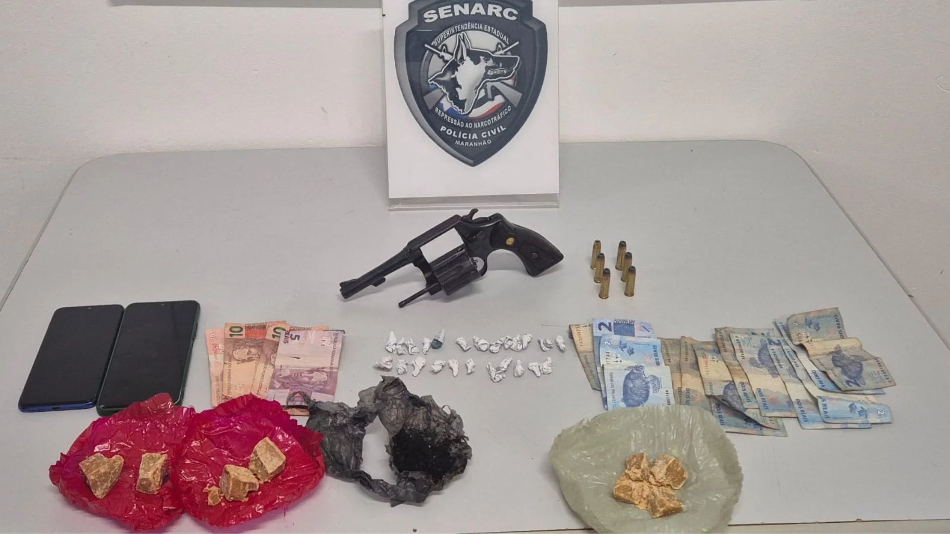 Mulher é presa em flagrante vendendo drogas pela janela