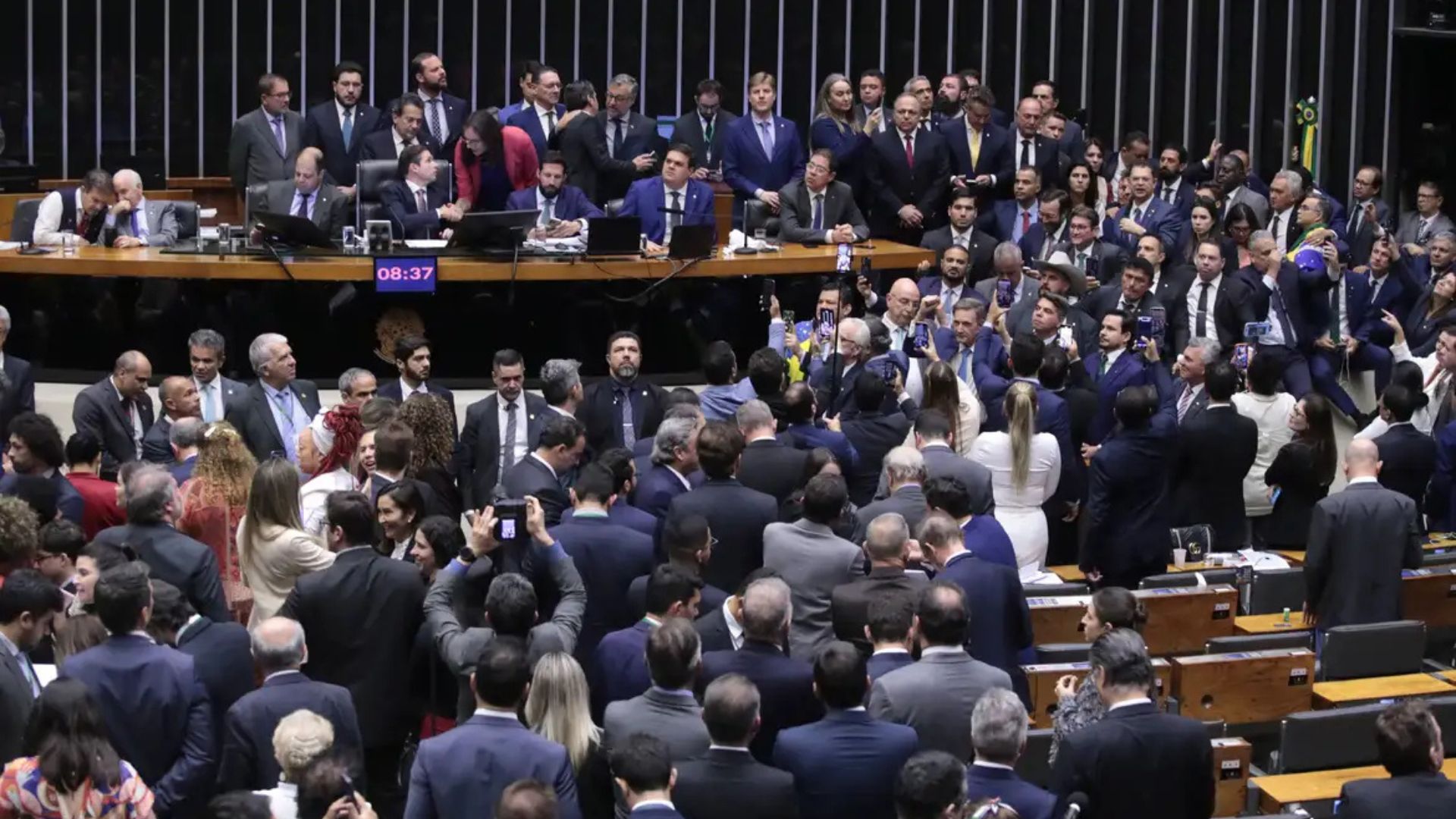 ÁUDIO: Metade dos deputados do MA vota urgência da anistia