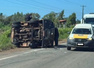 VÍDEO: Carro-forte tomba na BR-222, em Vitória do Mearim