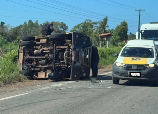 VÍDEO: Carro-forte tomba na BR-222, em Vitória do Mearim
