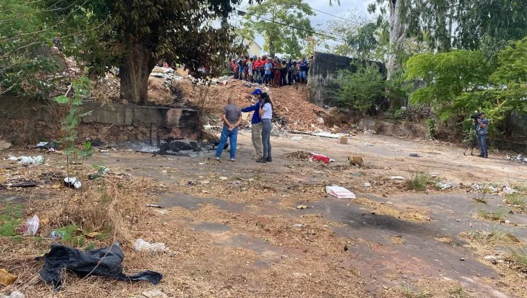 Corpo carbonizado é encontrado em terreno baldio