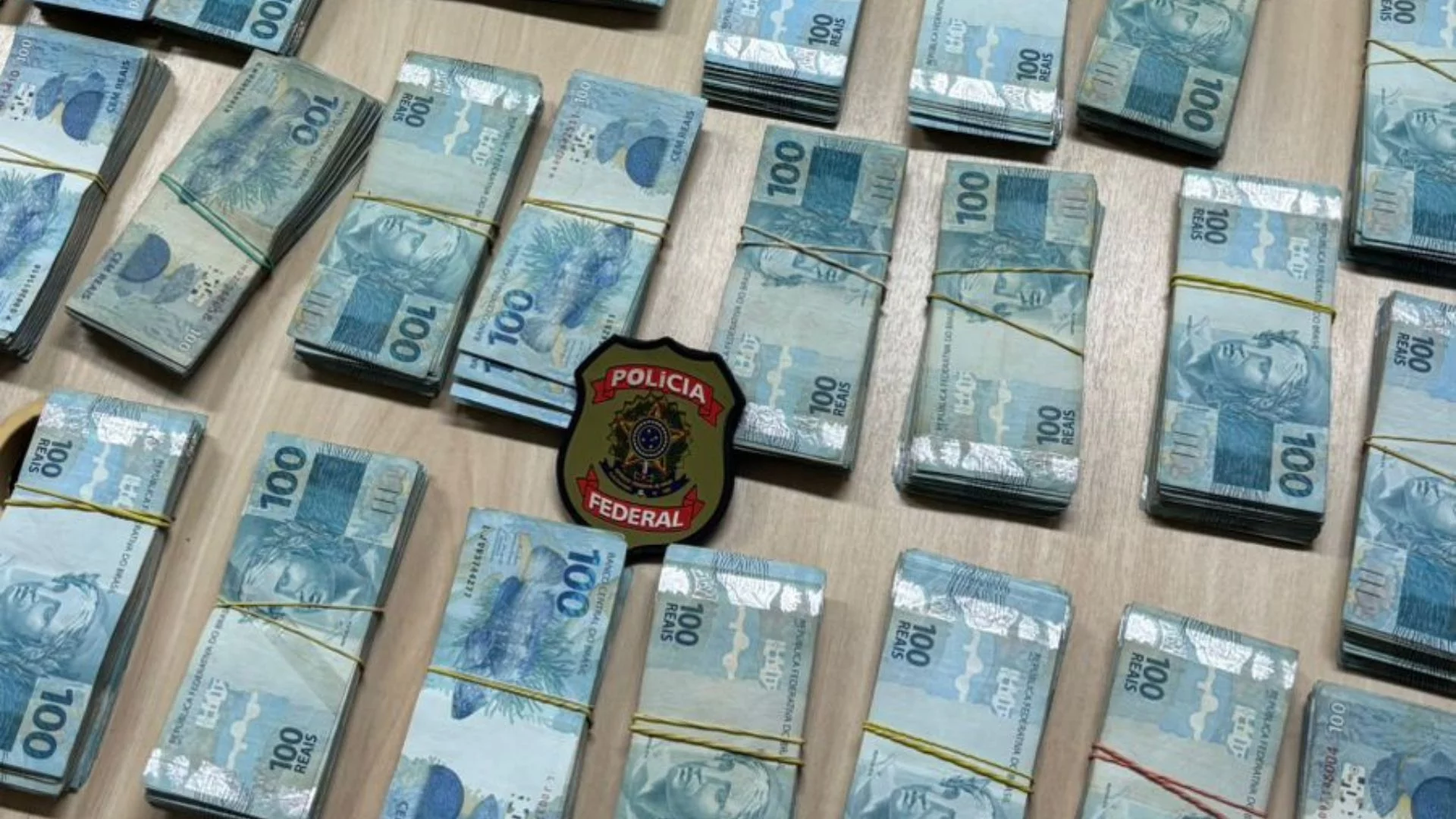 PF prende dupla com R$ 250 mil em esquema de lavagem de dinheiro