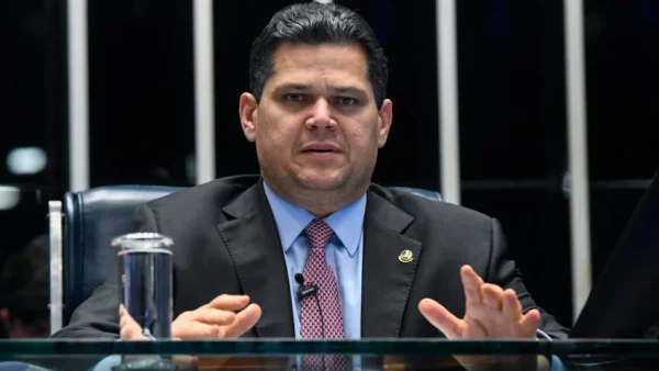 Alcolumbre arquiva PEC da Blindagem