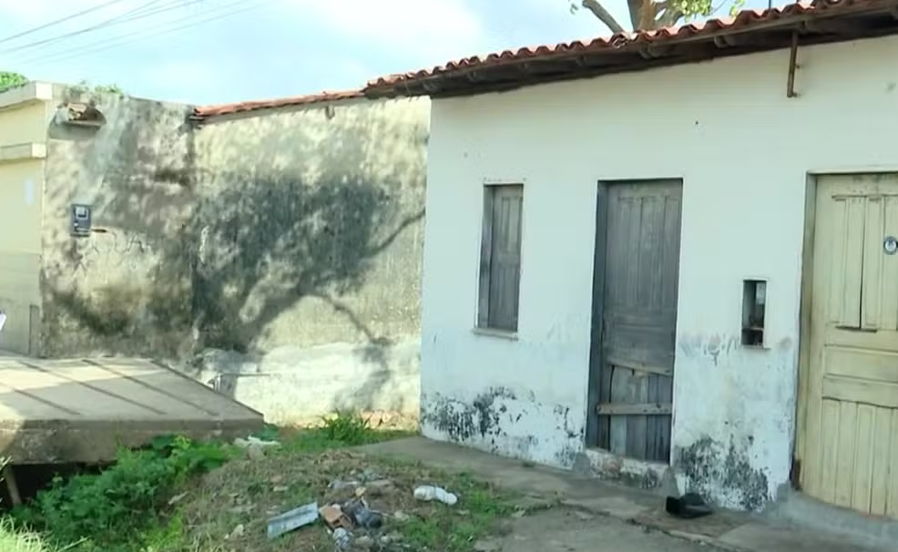 Mulher é morta a facadas em kitnet e companheiro fica ferido