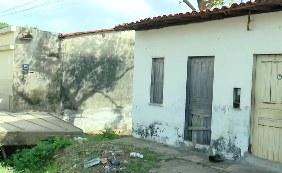 Mulher é morta a facadas em kitnet e companheiro fica ferido