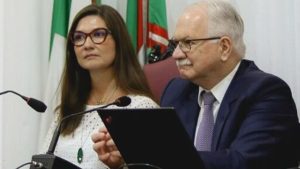 Filha de ministro do STF é xingada e leva cusparada em universidade