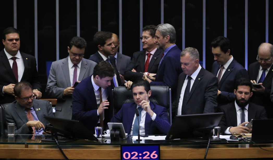 Câmara aprova PEC que aumenta blindagem judicial para deputados e senadores