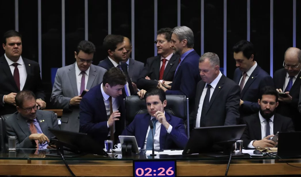 Câmara aprova PEC que aumenta blindagem judicial para deputados e senadores