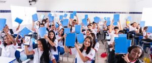 Entrega de tabletes a alunos da rede estadual segue nesta quarta (4)