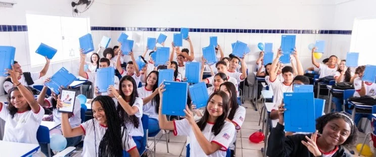 Entrega de tabletes a alunos da rede estadual segue nesta quarta (4)