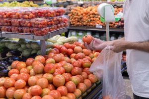 Nove de 12 produtos da cesta básica tiveram queda em agosto