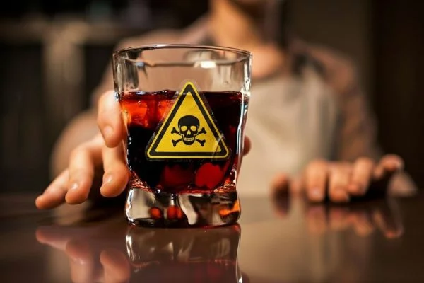 Casos de intoxicação por metanol preocupam autoridades