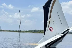 Avião com drogas cai em represa após perseguição da FAB