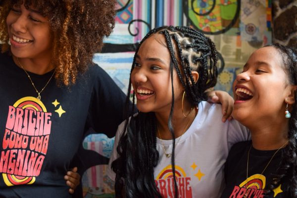 ONG Meninas que Brilham realiza intervenção cultural pelo direito à infância