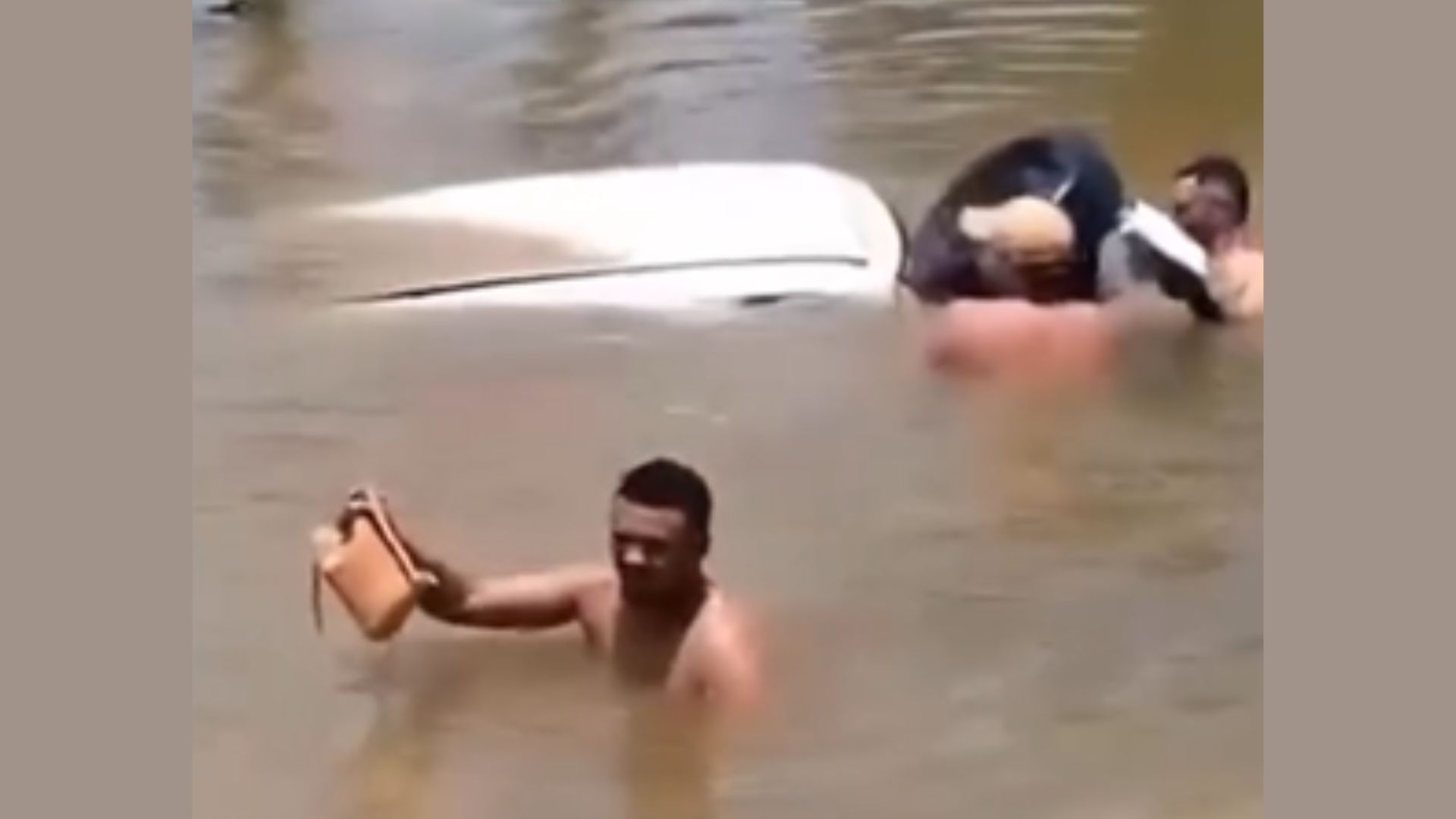 VÍDEO: Casal morre após carro capotar e cair em açude