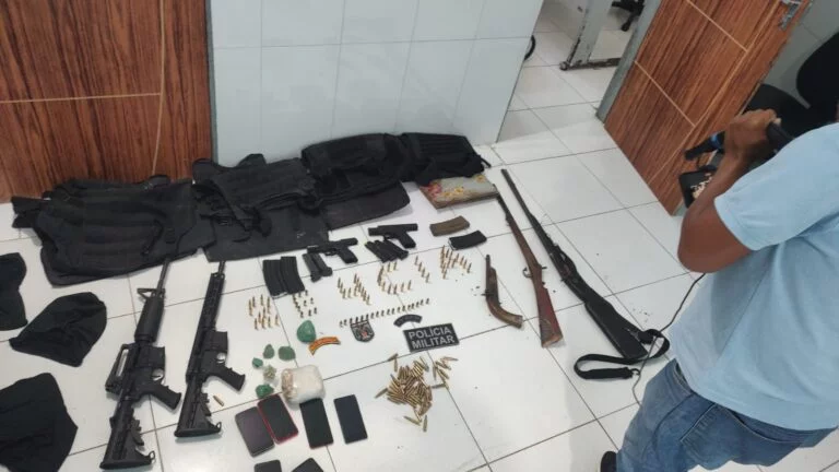 Polícia apreende arsenal e prende cinco pessoas