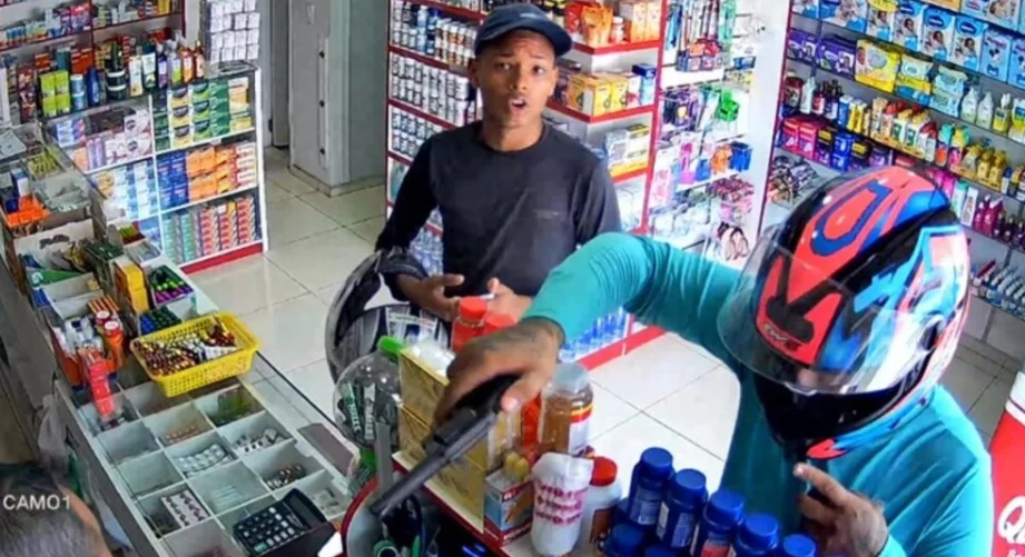 VÍDEO: Bandidos assaltam farmácia e levam câmeras de videomonitoramento
